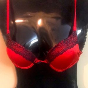 VASSARETTE 34A RED/BLACK LACE TRIMMED BRA- PADDED